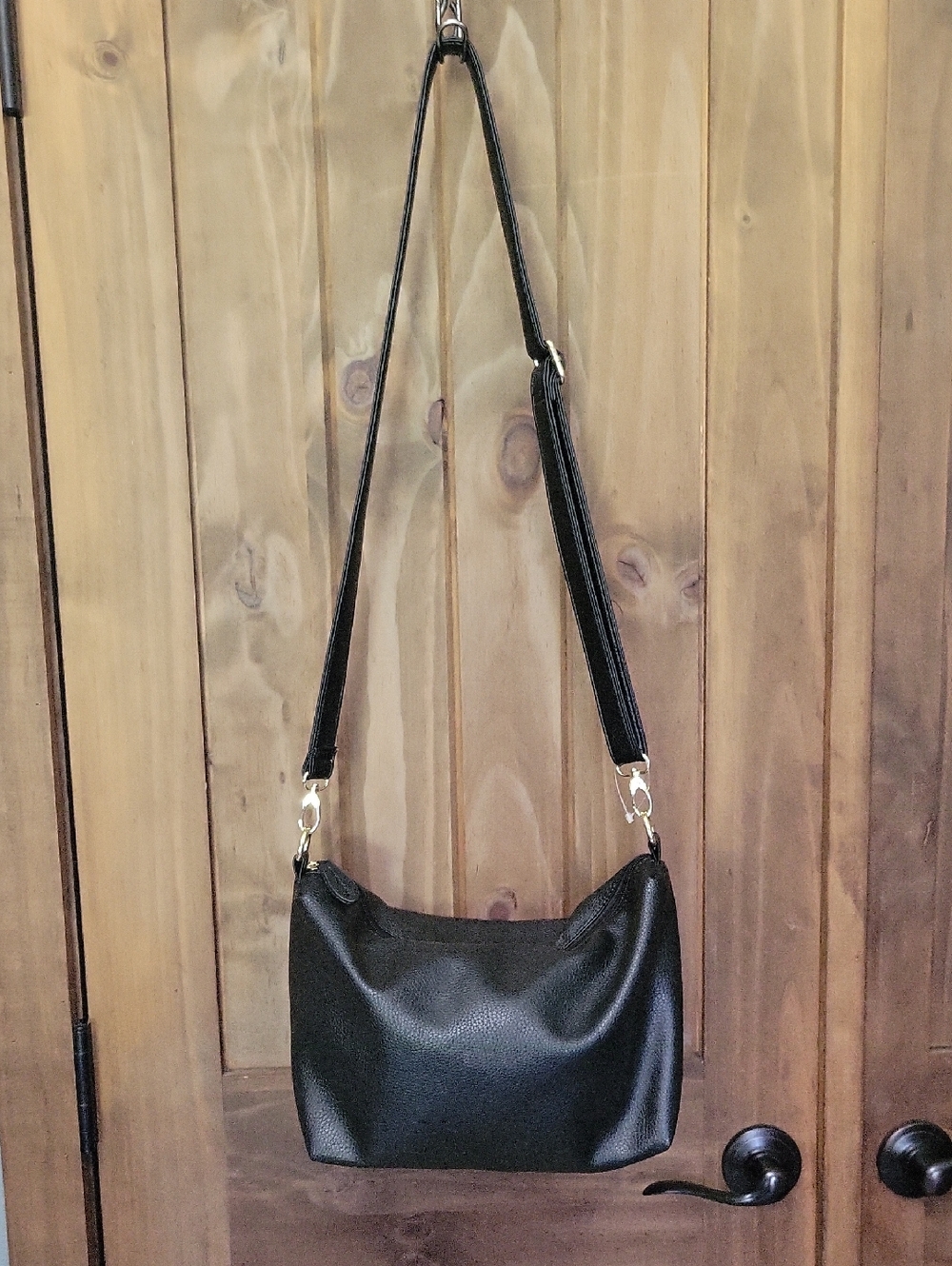 Classic Black Shoulder Bag - Sleek Everyday Crossbody